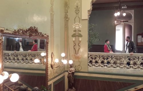 Atónitos huéspedes